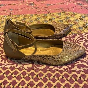 Kenneth Cole Reaction gold snakeskin flats size 8.